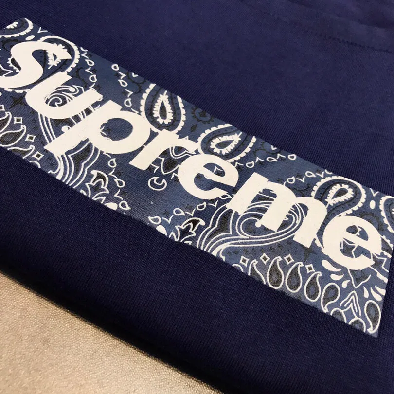 『フリーサイズ』クルーネック綿リブ 肩ダブルステッチ 綿100% 快適 ペイズリー プリント Tシャツ